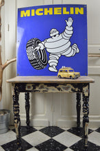 Charger l&#39;image dans la galerie, Plaque émaillée vintage idéale pour décoration industrielle Michelin.
