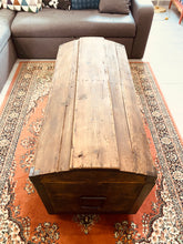 Charger l&#39;image dans la galerie, Coffre en bois vintage relooké grande taille
