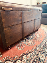 Charger l&#39;image dans la galerie, Coffre en bois vintage relooké grande taille
