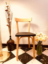 Charger l&#39;image dans la galerie, Chaise bistrot en bois décapée et relookée.
