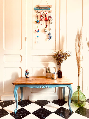 Table de salon relookée piètement en chêne et plateau en pin teinté.  