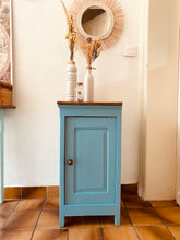Charger l&#39;image dans la galerie, Table de chevet/confiturier relooké en bleu.
