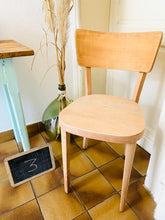 Charger l&#39;image dans la galerie, Chaise style bistrot avec assise en bois décapée.
