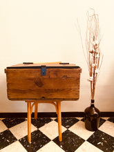 Charger l&#39;image dans la galerie, Caisse en bois relookée vintage.
